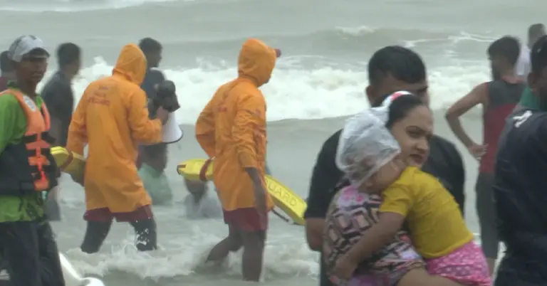 কক্সবাজারে লাইফগার্ড সদস্যরা